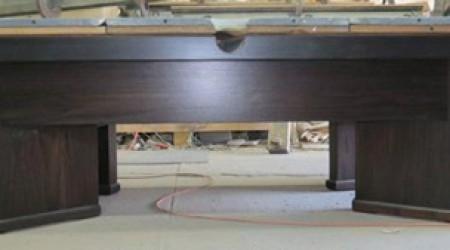 Commander pool table with rounded leg corners